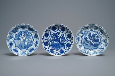 Trois assiettes en porcelaine de Chine en bleu et blanc de type kraak, Wanli