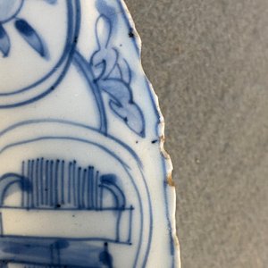 Trois assiettes en porcelaine de Chine en bleu et blanc de type kraak, Wanli — photo 6