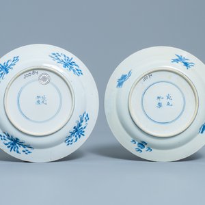 Trois assiettes en porcelaine de Chine en bleu et blanc, marques de Chenghua, Kangxi — photo 3