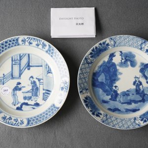 Trois assiettes en porcelaine de Chine en bleu et blanc, marques de Chenghua, Kangxi — photo 6
