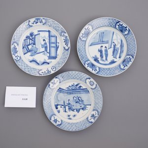Trois assiettes en porcelaine de Chine en bleu et blanc, marques de Chenghua, Kangxi — photo 6