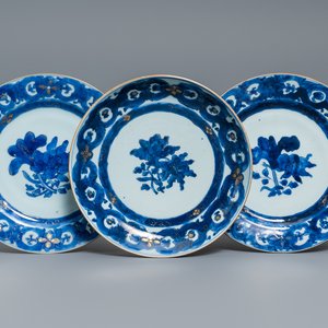 Trois assiettes en porcelaine de Chine en bleu et blanc rehaussé d'or, Qianlong — photo 1