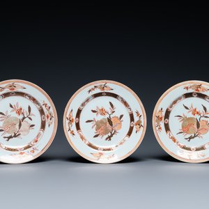 Trois assiettes en porcelaine de Chine en rouge de fer et doré à décor de grenades, Yongzheng — photo 1