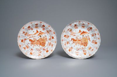 Trois assiettes en porcelaine de Chine en rouge de fer et doré à décor d'une carrosse, Kangxi