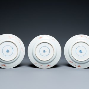 Trois assiettes en porcelaine de Chine en rouge de fer et doré à décor floral, Kangxi — photo 2