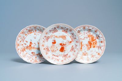 Trois assiettes en porcelaine de Chine en rouge de fer et doré, Kangxi