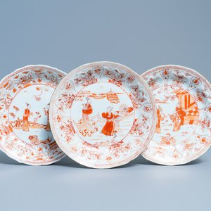 Trois assiettes en porcelaine de Chine en rouge de fer et doré, Kangxi — photo 1