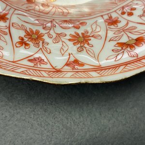 Trois assiettes en porcelaine de Chine en rouge de fer et doré, Kangxi — photo 4