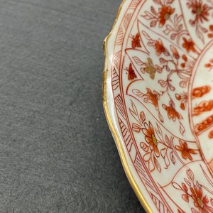Trois assiettes en porcelaine de Chine en rouge de fer et doré, Kangxi — photo 5