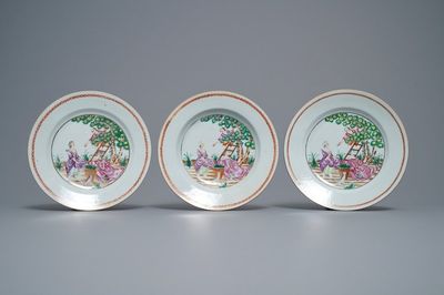 Trois assiettes en porcelaine de Chine famille rose à la cueillette des cerises, Qianlong
