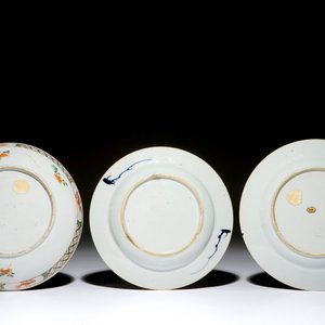 Trois assiettes en porcelaine de Chine famille rose, verte et doucai, Kangxi/Yongzheng — photo 2