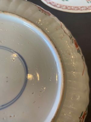 Trois assiettes en porcelaine de Chine famille verte à décor de phénix et pivoine, Kangxi — photo 11