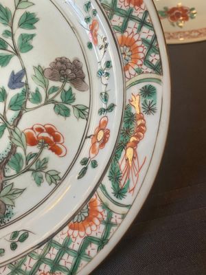 Trois assiettes en porcelaine de Chine famille verte à décor de phénix et pivoine, Kangxi — photo 15
