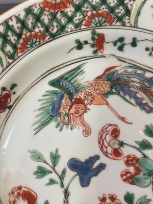 Trois assiettes en porcelaine de Chine famille verte à décor de phénix et pivoine, Kangxi — photo 26