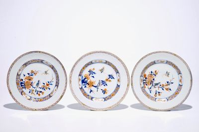 Trois assiettes en porcelaine de Chine rose-imari à décor incisé sur les bordures, Yongzheng/Qianlong
