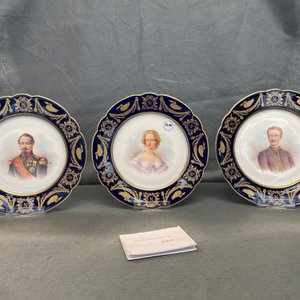 Trois assiettes en porcelaine de Sèvres aux portraits de Napoleon, Eugenie et Louis-Napoleon, France, 19ème — photo 6