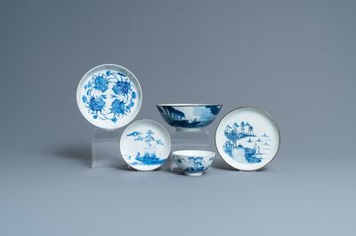 Trois assiettes et deux bols en porcelaine de Chine 'Bleu de Hue' pour le Vietnam, 19ème