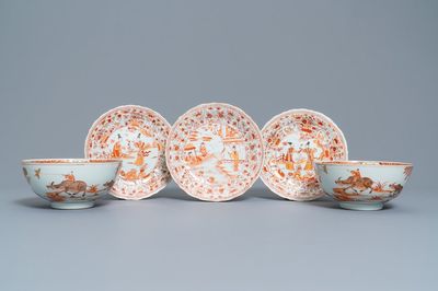 Trois assiettes et deux bols en porcelaine de Chine en rouge de fer et doré, Kangxi/Yongzheng