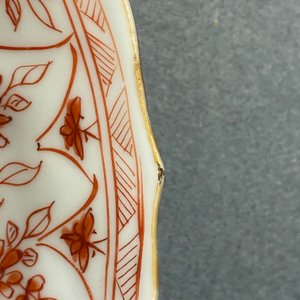 Trois assiettes et deux bols en porcelaine de Chine en rouge de fer et doré, Kangxi/Yongzheng — photo 11