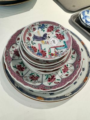 Trois assiettes et dix soucoupes en porcelaine de Chine famille rose, Yongzheng/Qianlong — photo 1