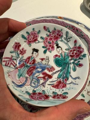 Trois assiettes et dix soucoupes en porcelaine de Chine famille rose, Yongzheng/Qianlong — photo 3