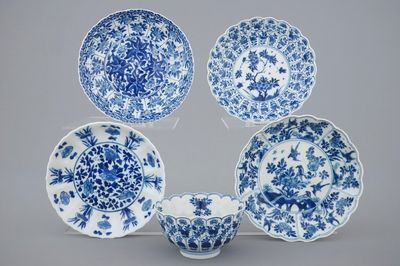 Trois assiettes et un bol sur soucoupe en fleur de lotus en porcelaine de Chine bleu et blanc, Kangxi