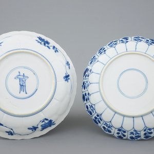 Trois assiettes et un bol sur soucoupe en fleur de lotus en porcelaine de Chine bleu et blanc, Kangxi — photo 5