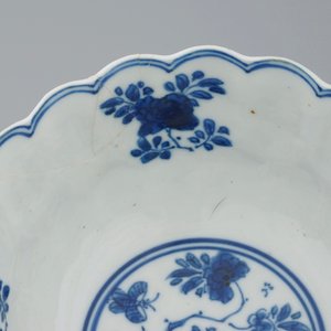Trois assiettes et un bol sur soucoupe en fleur de lotus en porcelaine de Chine bleu et blanc, Kangxi — photo 8