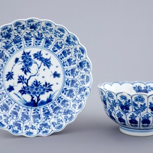 Trois assiettes et un bol sur soucoupe en fleur de lotus en porcelaine de Chine bleu et blanc, Kangxi — photo 10