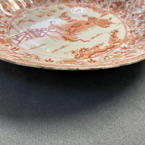 Trois assiettes et un plat en porcelaine de Chine en rouge de fer et doré, Kangxi — photo 16