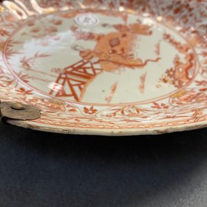 Trois assiettes et un plat en porcelaine de Chine en rouge de fer et doré, Kangxi — photo 17
