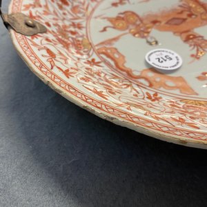 Trois assiettes et un plat en porcelaine de Chine en rouge de fer et doré, Kangxi — photo 21