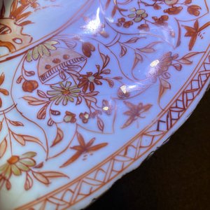 Trois assiettes et un plat en porcelaine de Chine en rouge de fer et doré, Kangxi — photo 7