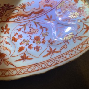 Trois assiettes et un plat en porcelaine de Chine en rouge de fer et doré, Kangxi — photo 9