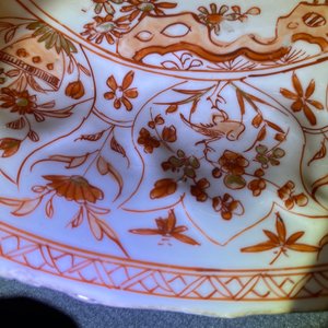 Trois assiettes et un plat en porcelaine de Chine en rouge de fer et doré, Kangxi — photo 10