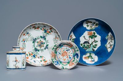 Trois assiettes et une boîte à thé en porcelaine de Chine famille verte, Kangxi