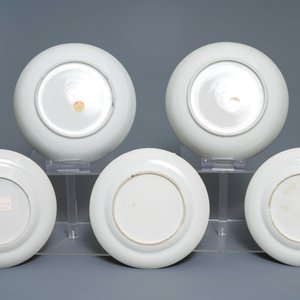 Trois assiettes et une paire en porcelaine de Chine famille rose à décor 'pseudo feuille de tabac', Qianlong — photo 2