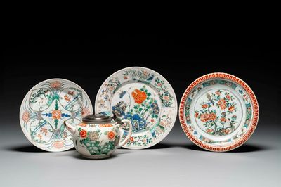 Trois assiettes et une théière en porcelaine de Chine famille verte, Kangxi