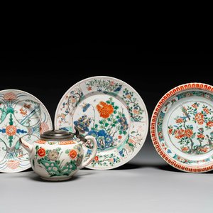 Trois assiettes et une théière en porcelaine de Chine famille verte, Kangxi — photo 1