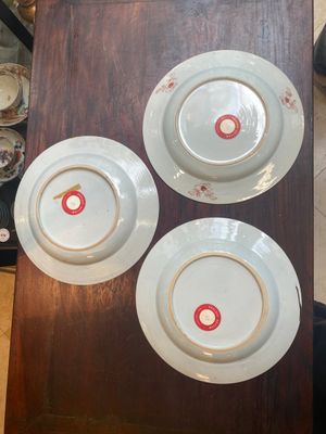 Trois assiettes, un beurrier et une soupière couverte en porcelaine de Chine famille rose, Qianlong — photo 11