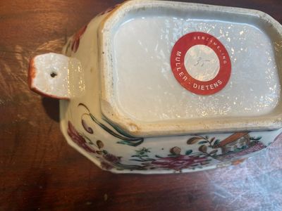 Trois assiettes, un beurrier et une soupière couverte en porcelaine de Chine famille rose, Qianlong — photo 4