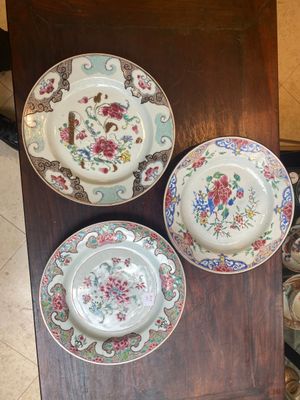 Trois assiettes, un beurrier et une soupière couverte en porcelaine de Chine famille rose, Qianlong — photo 8