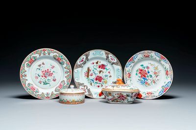 Trois assiettes, un beurrier et une soupière couverte en porcelaine de Chine famille rose, Qianlong