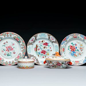 Trois assiettes, un beurrier et une soupière couverte en porcelaine de Chine famille rose, Qianlong — photo 1