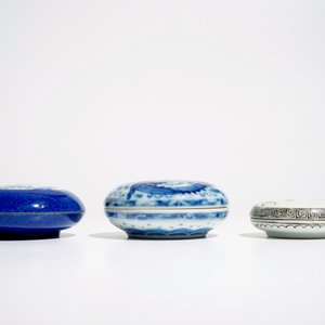Trois boîtes couvertes en porcelaine de Chine bleu et blanc et famille rose, 19/20ème — photo 5