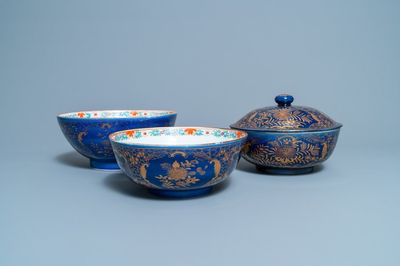 Trois bols en porcelaine de Chine à décor doré sur fond bleu monochrome, 19ème