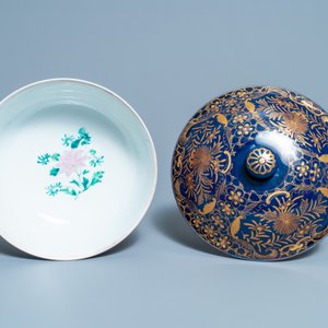 Trois bols en porcelaine de Chine à décor doré sur fond bleu monochrome, 19ème — photo 12