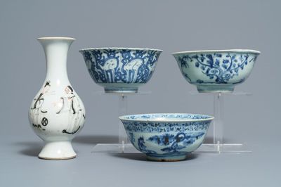 Trois bols en porcelaine de Chine bleu et blanc et un vase en grisaille et rouge de fer, Ming et Yongzheng
