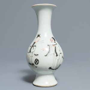 Trois bols en porcelaine de Chine bleu et blanc et un vase en grisaille et rouge de fer, Ming et Yongzheng — photo 11
