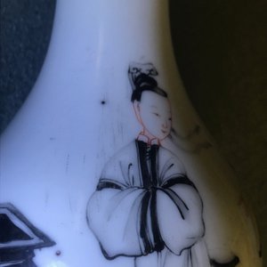 Trois bols en porcelaine de Chine bleu et blanc et un vase en grisaille et rouge de fer, Ming et Yongzheng — photo 17